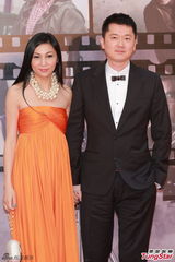 组图：邱氏夫妇牵手甜蜜亮相金像奖红毯