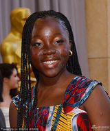 组图：柏林影后雷切尔-米瓦纳扎服饰鲜艳