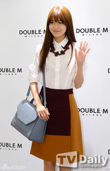 组图：少时秀英亮相粉丝会衬衣高腰裙显知性