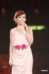 组图：梁静茹银白短裙开唱 送亲笔签名纸飞机