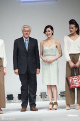 组图：李嘉欣着吊带裙优雅动人 称不刻意培养儿子