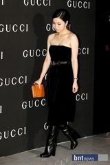 组图：韩彩英大红裙站台十足抢镜 申世京低胸性感