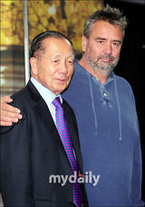 组图：吕克-贝松亮相釜山宣传 公开对话媒体观众