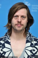 组图：《破碎之家》发布 海尔登贝格粗犷亮相