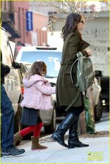 组图：凯蒂宠女儿帮背书包 苏瑞低头心情欠佳