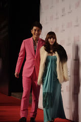 组图：贾乃亮李小璐甜蜜亮相 今年办婚宴要生6个娃