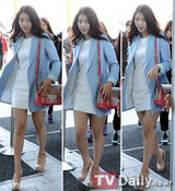 组图：朴信惠亮相粉丝签名会 大展性感美腿