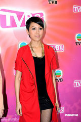 幻灯图：众艺人录制《劲歌金曲》 喜庆装扮迎新年