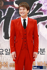 组图：池城金素妍等韩星亮相新剧《大风水》发布会