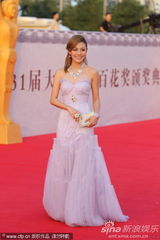 组图：江若琳华丽粉裙美丽亮相闭幕红毯