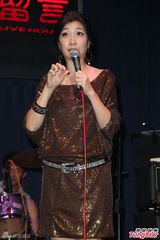 组图：赵传开个唱 黄嘉千性感露背现身力挺