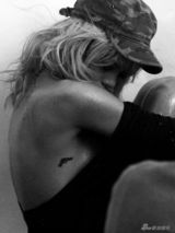 组图：蕾哈娜真空示范慈善T裇 不慎凸点走光