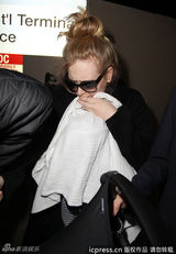 组图：阿黛尔产后素颜亮相 拿毯子遮儿子防偷拍