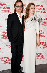 高清图：朱莉携皮特出席《血与蜜之地》巴黎首映