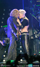 组图：Pink与舞群玩群P重口味 高空倒吊似杂技