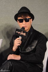 组图：孙红雷炮轰土豪资方 自曝曾遭烂戏强奸