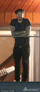 组图：小贝现身机场亲自推行李 皮衣帅气引围观