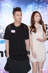 组图：周柏豪连诗雅现身回应亲密照事件