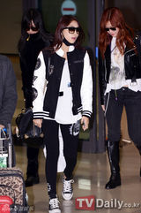 组图：众星结束金唱片返韩 具荷拉素颜SJ裹冬衣