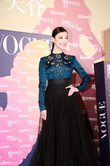 组图：倪妮亮相《Vogue》盛典 端庄大方展自信笑容