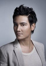 组图：丁子峻暖春造型曝光 帅气笑容添暖意