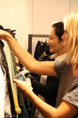 高清图：许晴漫游巴黎街头 心情大好笑容灿烂