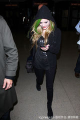 组图：艾薇儿“彩发”粉色变绿色 延续摇滚风格