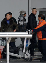 组图：韩庚回京黑超遮面 保镖助理同行