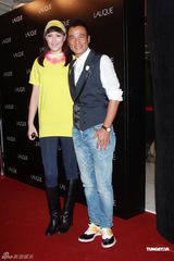 组图：任达华琦琦夫妻档现身家居展