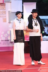 组图：JS组合黑白装亮相 风格冷酷诡异