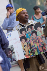 高清组图：杰克逊粉丝悲痛追悼 “我的爱在天堂”