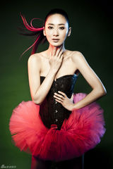 组图：郭珍霓百变舞娘写真宛若黑天鹅