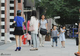 组图：翁虹潮妈造型带孩子逛街 一路热聊心情好