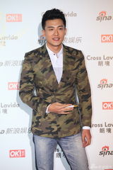 组图：孙艺洲亮相街拍盛典红毯 迷彩西服另类