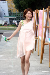 组图：Hebe清爽造型拍广告 否认Ella将婚