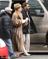 组图：奥斯卡新科影后劳伦斯片场低胸现豪乳