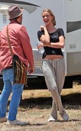 幻灯图集：《变形金刚3》新女星片场休闲不雅姿势