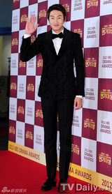 组图：金南珠获奖落泪 宋仲基文彩元成最佳搭档