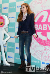 组图：少女时代穿牛仔裤赴派对 显完美曲线