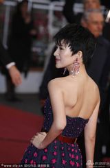 组图：章子怡亮相戛纳红毯 短发造型清爽干练