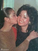 组图：邓丽君与好友珍贵合影 青霞热吻成龙搂肩