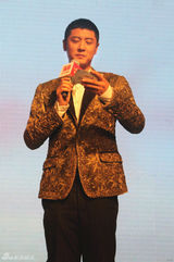 组图：任重出席某时尚活动 扮机长圆飞行梦