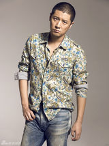 组图：任重花衬衫写真多面迷情