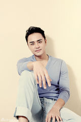 组图：明道曝淡雅写真眼神温暖亦动人