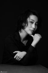 组图：丁柳元黑白写真气质优雅小性感