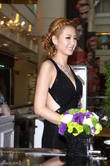 组图：安心亚露美背剪彩 柴智屏劝Makiyo安心工作