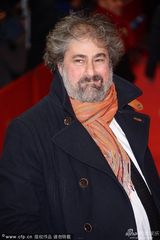 组图：《庭院》首映凯瑟琳抽烟 导演玩男男热吻