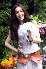 组图：范玮琪练习抛捧花 提前体验当新娘