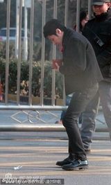 潘长江戴口罩亮相春晚彩排 撒贝宁低调现身(图)