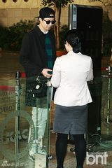 组图：韩星赵寅成赴日会粉丝 倒扣帽子变顽童